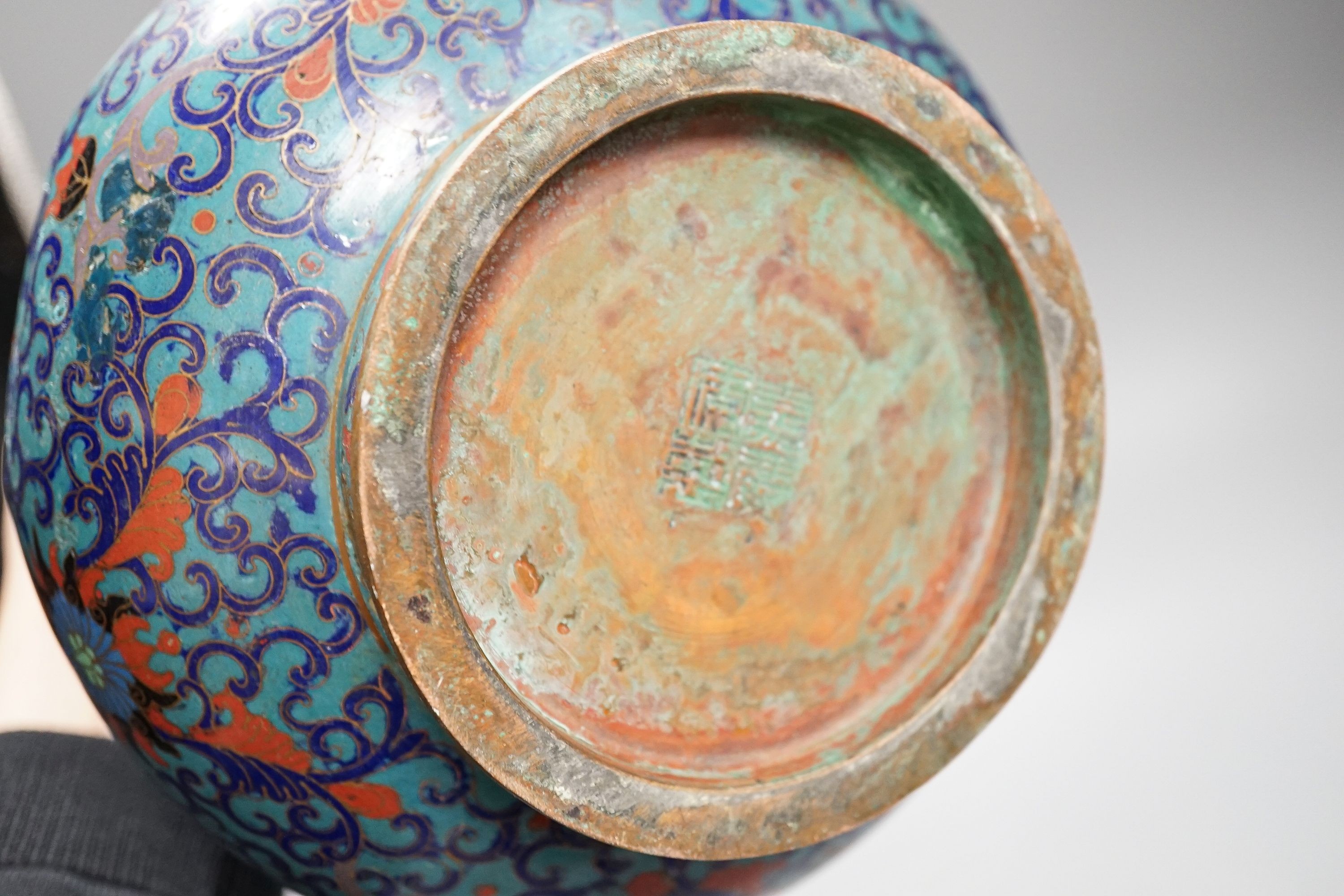 A Chinese cloisonné enamel two handled vase, late Qing dynasty, height 26cm, engraved four character mark to base